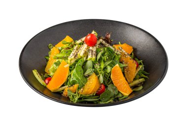 Beyaz arka planda turuncu ve kinoalı Purslane Salatası