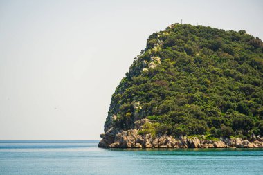 Bulutsuz güneşli bir yaz gününde Antalya Sican Adası