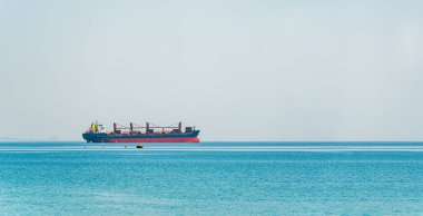 Toplu taşıma gemisi şehrin liman girişinde bekliyor.