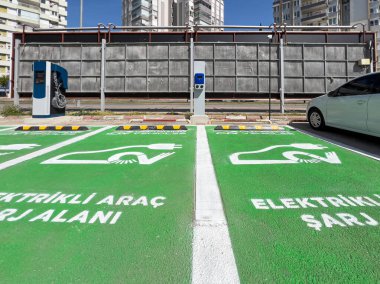 DC alışveriş merkezinin otoparkında elektrikli araçları şarj etmek için şarj ediyor.