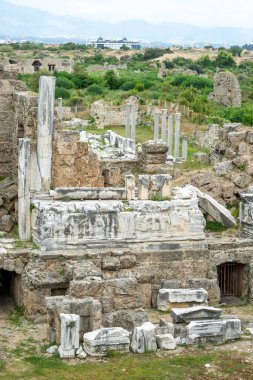 Eski kentin mimari kalıntıları ve sütunları restore edildi.
