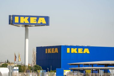 Antalya, Türkiye - 29 Mart 2024: IKEA Antalya Store. IKEA dünyanın en büyük mobilya perakendecisi ve hazır mobilyaları satıyor.