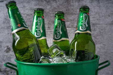 Antalya, Türkiye - 4 Nisan 2024: Buzlu Carlsberg Bira Şişeleri