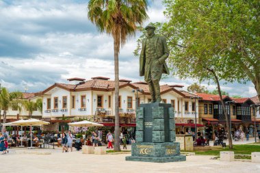 Taraf, Manavgat, Türkiye - 9 Nisan 2024: Antalya 'nın Manavgat ilçesinde antik bir şehir olan Side kasabasının şehir meydanı