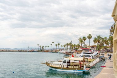 Taraf, Manavgat, Türkiye - 9 Nisan 2024: Türkiye 'nin eşsiz ve tarihi tatil beldelerinden biri olan Side' daki gezi tekneleri ve kasaba meydanı