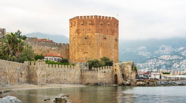 Türkiye 'nin turistik bölgelerinden biri olan Antalya' nın Alanya ilçesindeki tarihi Kızıl Kule. Türkçe adı Kizil Kule