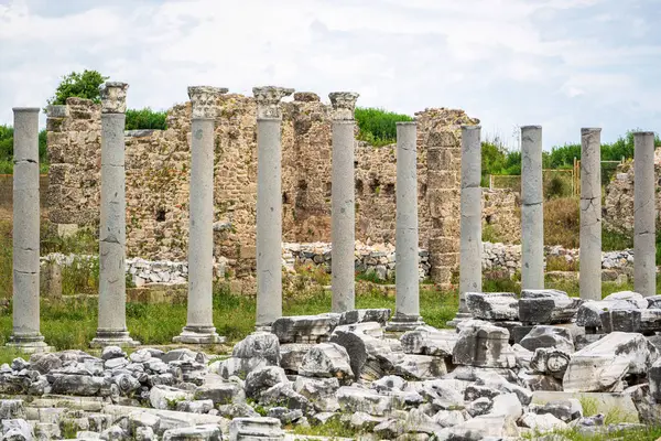 Eski kentin mimari kalıntıları ve sütunları restore edildi.