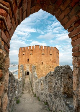 Türkiye 'nin turistik bölgelerinden biri olan Antalya' nın Alanya ilçesindeki tarihi Kızıl Kule. Türkçe adı Kizil Kule