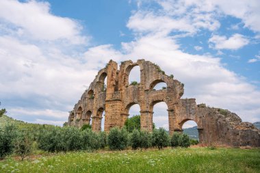 Türkiye 'nin Antalya kentindeki Aspendos antik kentinde su kemerleri