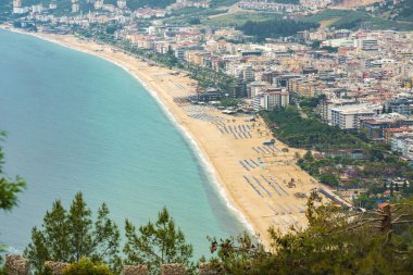 Alanya Kalesi 'nden Antalya' nın turistik bölgelerinden biri olan Alanya 'daki Kleopatra plajı.