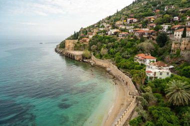 Antalya 'nın Alanya ilçesine bağlı tarihi Alanya Tersanesi ve Kizil Kule duvarları