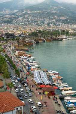 Antalya 'nın turistik bölgelerinden biri olan Alanya marinası ve yürüyüş yolu Kızıl Kule' den görülüyor.