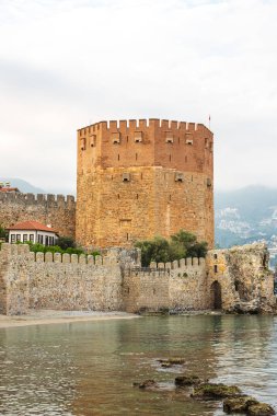 Türkiye 'nin turistik bölgelerinden biri olan Antalya' nın Alanya ilçesindeki tarihi Kızıl Kule. Türkçe adı Kizil Kule