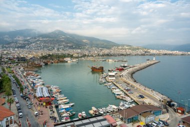 Antalya 'nın turistik bölgelerinden biri olan Alanya marinası ve yürüyüş yolu Kızıl Kule' den görülüyor.