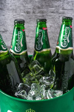 Antalya, Türkiye - 4 Nisan 2024: Buzlu Carlsberg Bira Şişeleri