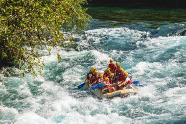 Antalya, Türkiye - 10 Ağustos 2023: Antalya Koprulu Kanyonu 'ndaki büyük bir rafting teknesinde rafting.