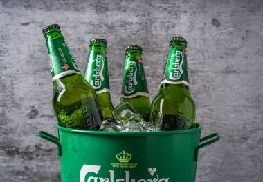 Antalya, Türkiye - 4 Nisan 2024: Buzlu Carlsberg Bira Şişeleri