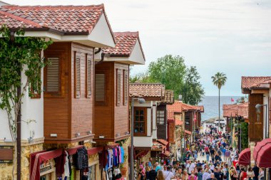 Side, Manavgat, Türkiye - 9 Nisan 2024: Liman Caddesi Antalya 'nın Manavgat ilçesi