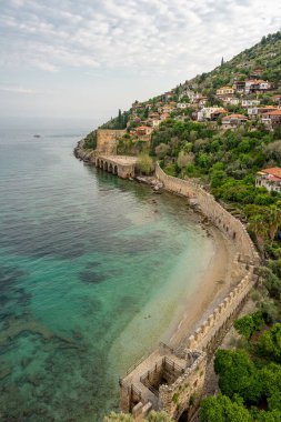 Antalya 'nın Alanya ilçesine bağlı tarihi Alanya Tersanesi ve Kizil Kule duvarları