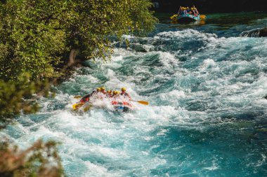Antalya, Türkiye - 27 Nisan 2024: Antalya Koprulu Kanyonu 'ndaki büyük bir rafting teknesinde rafting.