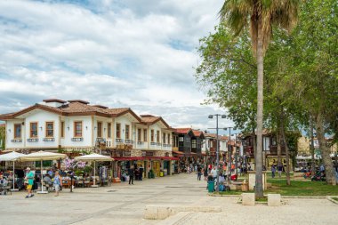 Taraf, Manavgat, Türkiye - 9 Nisan 2024: Antalya 'nın Manavgat ilçesinde antik bir şehir olan Side kasabasının şehir meydanı