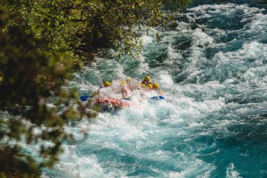 Antalya, Türkiye - 27 Nisan 2024: Antalya Koprulu Kanyonu 'ndaki büyük bir rafting teknesinde rafting.