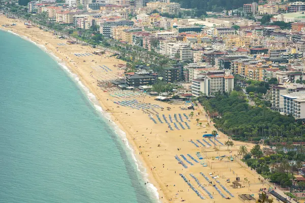 Alanya Kalesi 'nden Antalya' nın turistik bölgelerinden biri olan Alanya 'daki Kleopatra plajı.