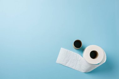 Mavi arkaplanda tuvalet kağıdı rulosunun üst görünümü