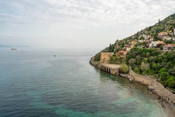 Antalya 'nın Alanya ilçesine bağlı tarihi Alanya Tersanesi ve Kizil Kule duvarları