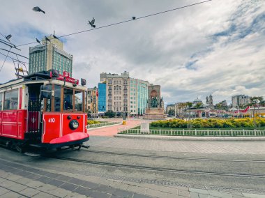 İstanbul Taksim Meydanı 'nda Atatürk heykeli ve nostaljik tramvay