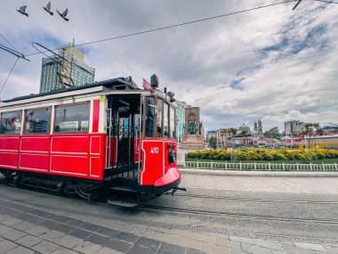 İstanbul Taksim Meydanı 'nda Atatürk heykeli ve nostaljik tramvay