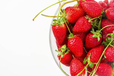 Beyaz arka planda cam kasede çilek manzarası