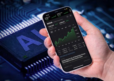 Antalya, Türkiye - 26 Mayıs 2024: NVIDIA 'nın iPhone ekranındaki hisse fiyatları ve arkasında bilgisayar işlemcisi olan Nvidia logosu olan yapay zeka