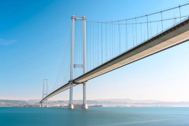 Osmangazi Köprüsü (İzmit Körfezi Köprüsü) İzmit, Kocaeli, Türkiye. Asma köprü uzun pozlama tekniğiyle yakalandı