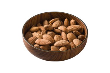 Tahta kasede, izole edilmiş beyaz arka planda kavrulmuş tuzlanmış badem.