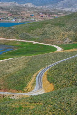 Antalya Egrigol Platosu 'nda çevresi yeşilliklerle çevrili bir dağ yolu.