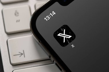 Antalya, Türkiye - 5 Haziran 2024: Arkaplanda akıllı telefon ve bilgisayar klavyesi üzerinde Twitter X logosu