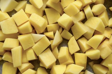 Kızartma için doğranan patateslerin üst görüntüsü