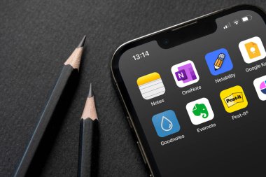 Antalya, Türkiye - 5 Haziran 2024: Apple Notlar, Craft, Post-it, Evernote, Goodnotes, Onenote, Google Keep, iPhone ekranında dikkate değer uygulama simgeleri