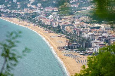 Alanya Kalesi 'nden Antalya' nın turistik bölgelerinden biri olan Alanya 'daki Kleopatra plajı.