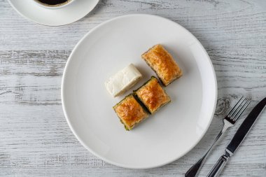 Beyaz porselen tabakta geleneksel Türk tatlı şam fıstıklı baklava