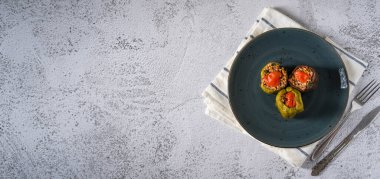 Doldurulmuş yeşil dolma biber ve patlıcan.