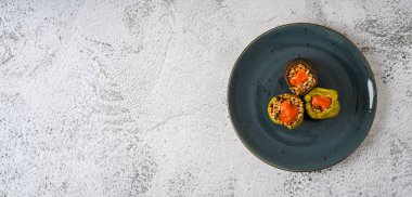 Doldurulmuş yeşil dolma biber ve patlıcan.