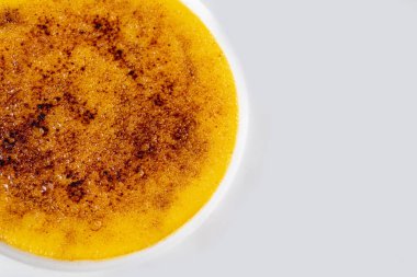 Krem brulee beyaz porselen tabakta ahşap masada