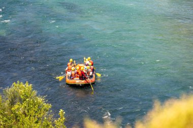 Antalya Koprulu Kanyonu 'nda büyük bir rafting teknesinde rafting.