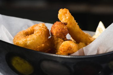 Kızarmış kalamar, karides ve soslu midye.