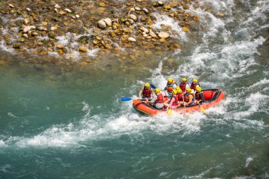 Antalya, Türkiye - 27 Haziran 2024: Antalya Koprulu Kanyonu 'ndaki büyük bir rafting teknesinde rafting.