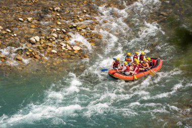 Antalya, Türkiye - 27 Haziran 2024: Antalya Koprulu Kanyonu 'ndaki büyük bir rafting teknesinde rafting.