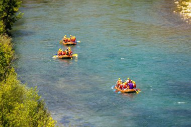 Antalya, Türkiye - 27 Haziran 2024: Antalya Koprulu Kanyonu 'ndaki büyük bir rafting teknesinde rafting.