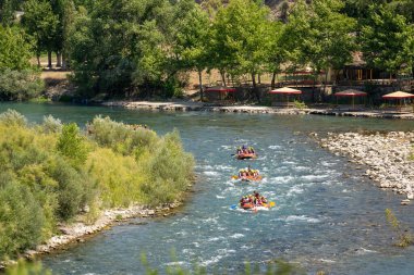 Antalya, Türkiye - 27 Haziran 2024: Antalya Koprulu Kanyonu 'ndaki büyük bir rafting teknesinde rafting.